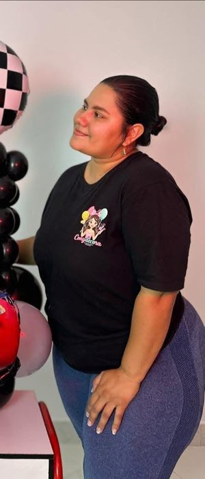 Norma Hurtado, decoradora de Cony Decora, junto a un montaje de globos temático de carros para un cumpleaños