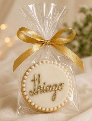 Galleta personalizada con glaseado real y lazo dorado, de regalo en la promo Amor y Amistad de Cony Decora